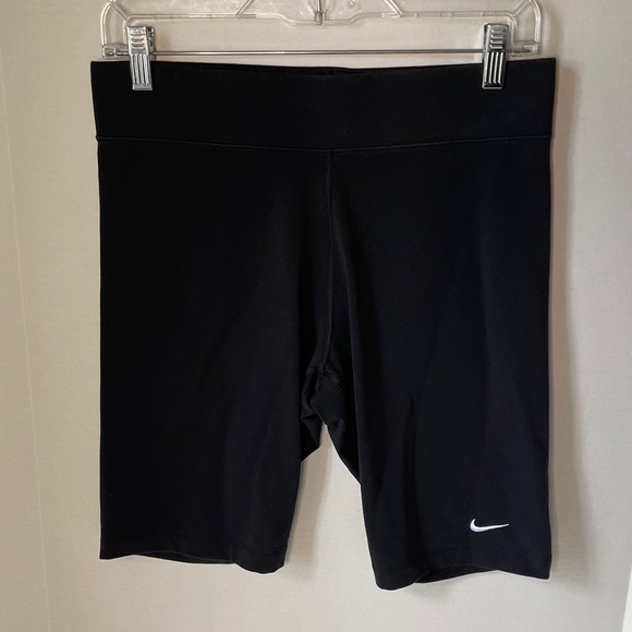 Nike Women`s  Large Sportswear Essential High-Waist Bike Shorts - Picture 1 of 7